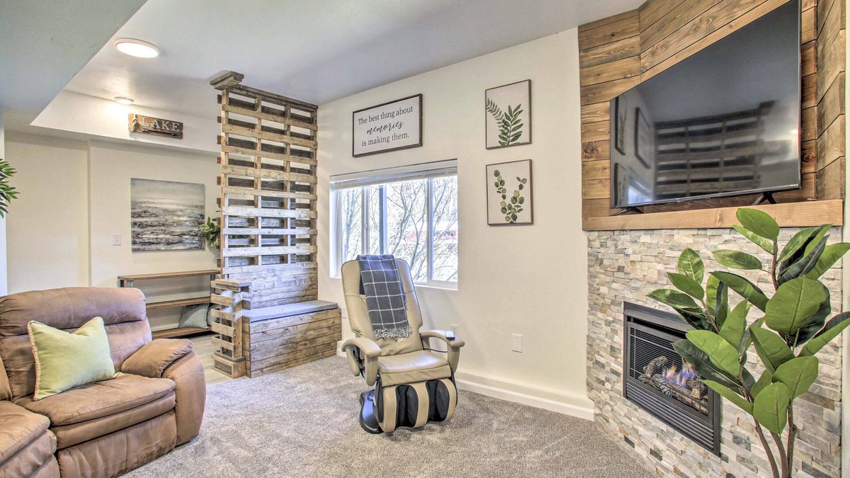 Nine Mile Falls Apartment | Vista Retreat: Stunning Views & Spacious Comfort