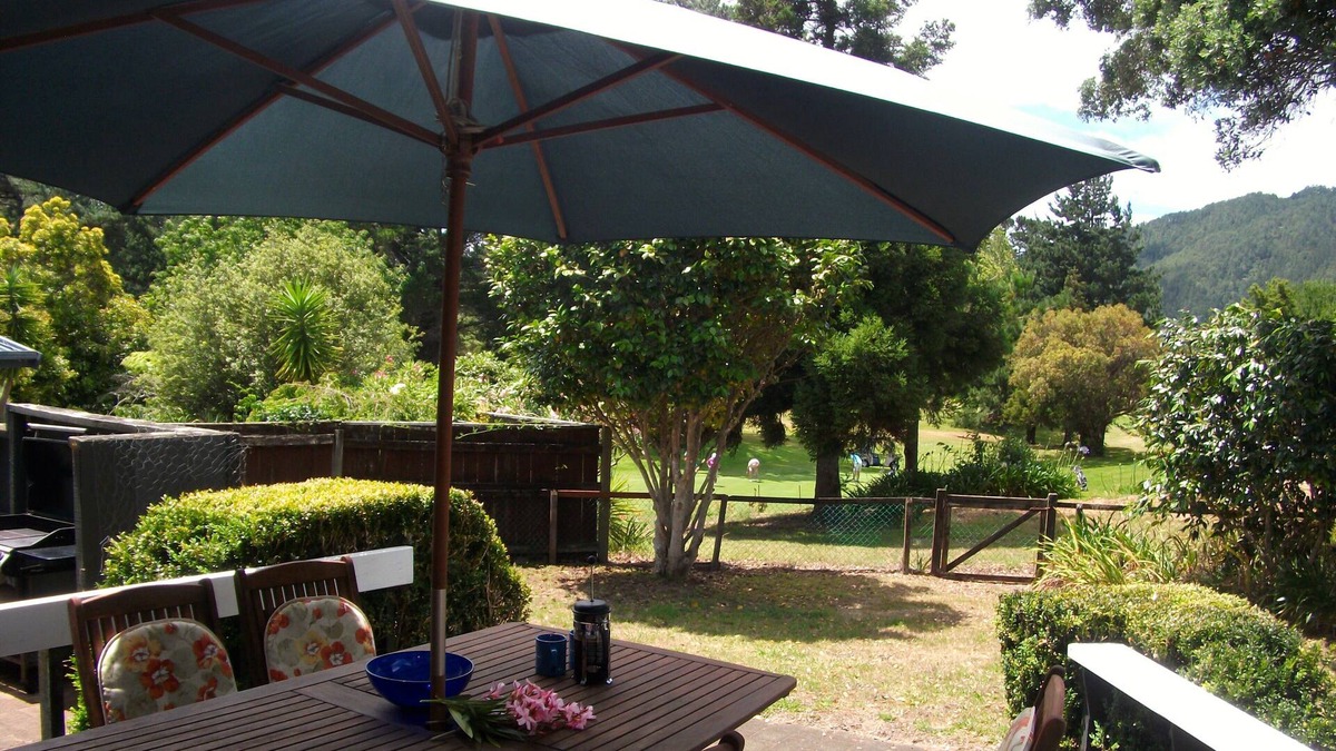 Pauanui Cottage | VISTA VERDE - PAUANUI BACH, family friendly, with a garden in Pauanui