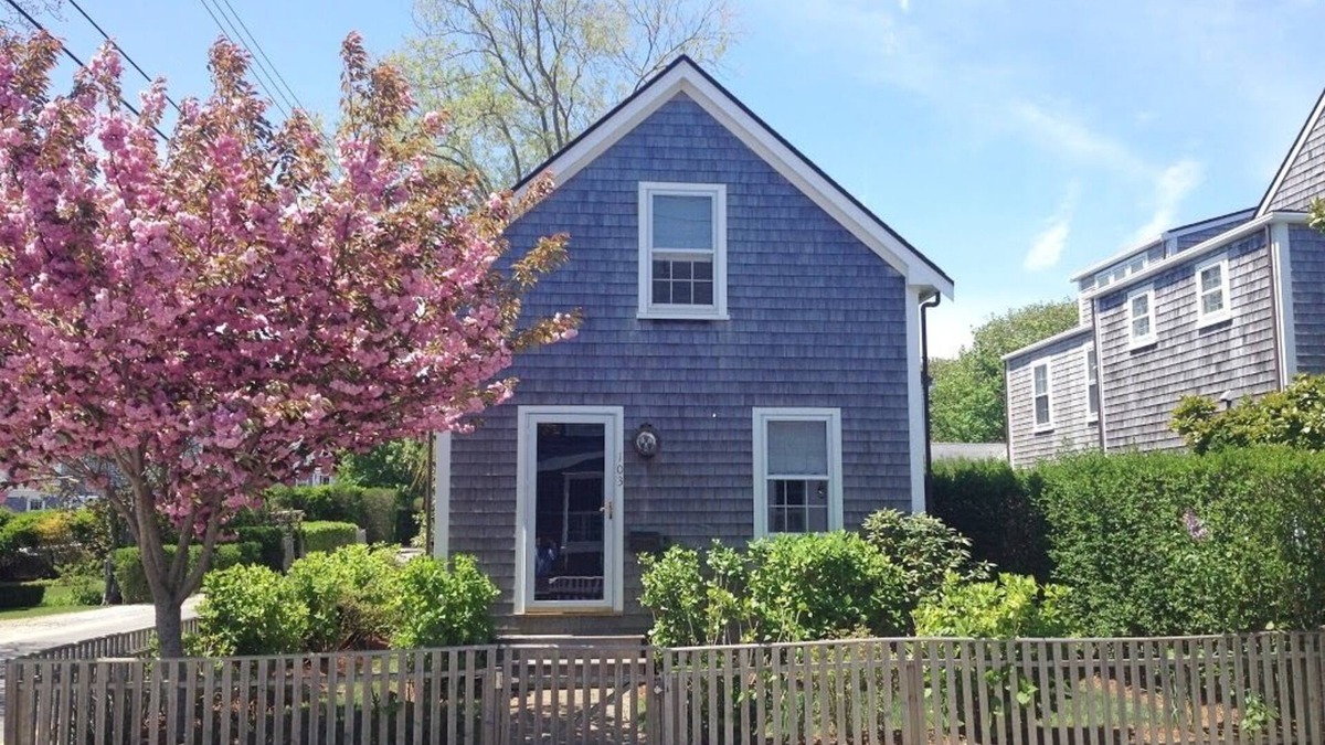 Nantucket Town Cottage | "Vitamin Sea" - Beautiful cottage in downtown Nantucket with off-street parking!