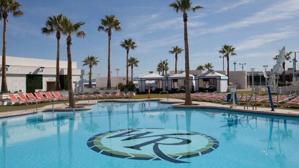 Winchester Resort | VIVA LAS VEGAS Four Night Getaway Stay 5 minutes to Fremont with complimentary