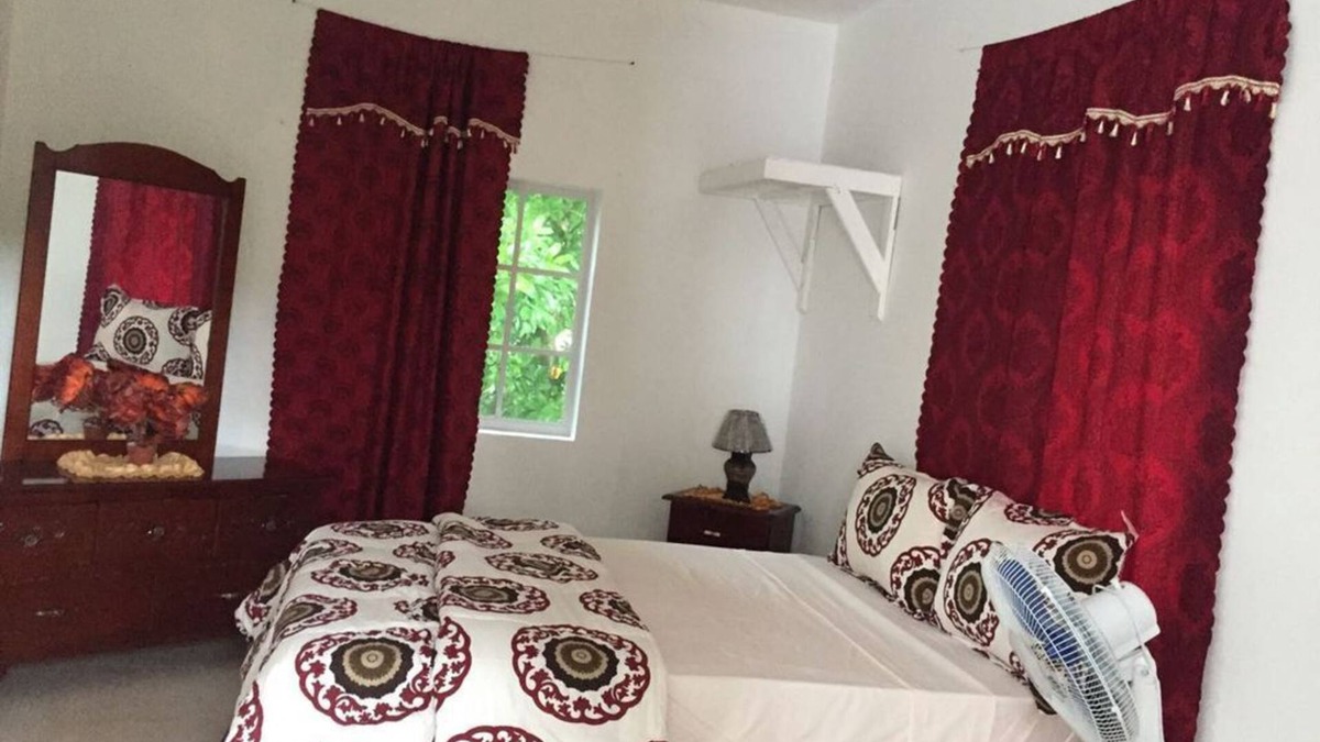 Green Island House | VIVIENNE'S Guest House #A4 King size bed private balcony