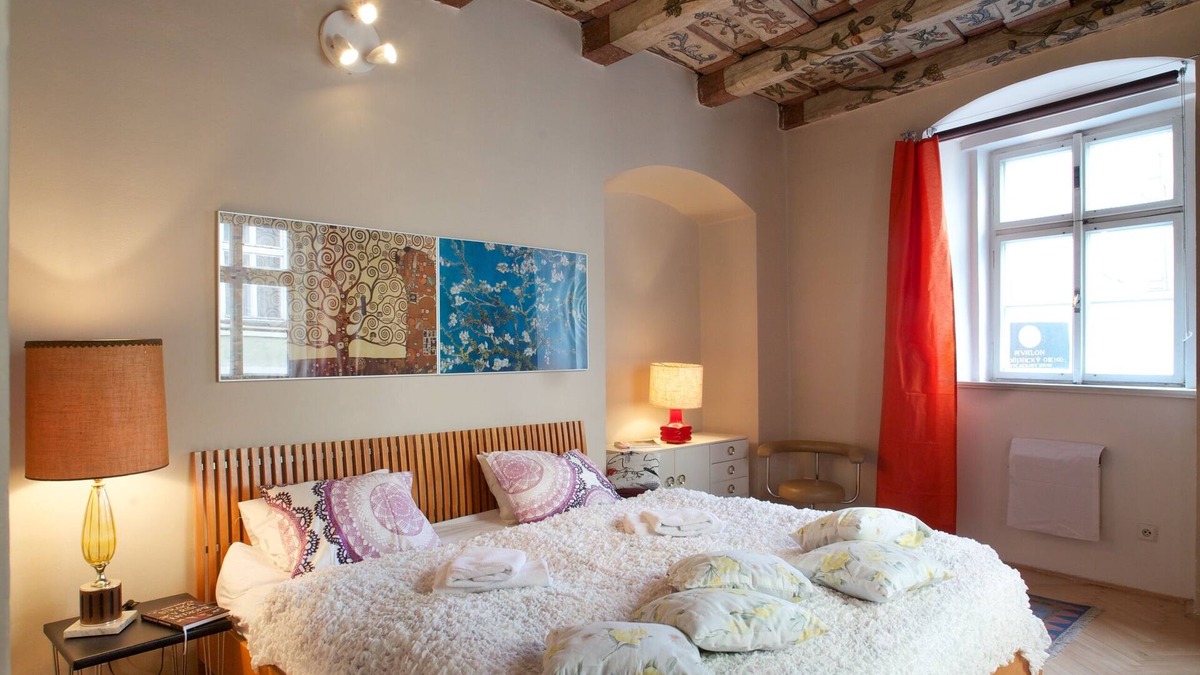 Mala Strana Apartment | Vlasska 9 - Beautiful Historic 17th century Apt for 2 near Castle - City Centre