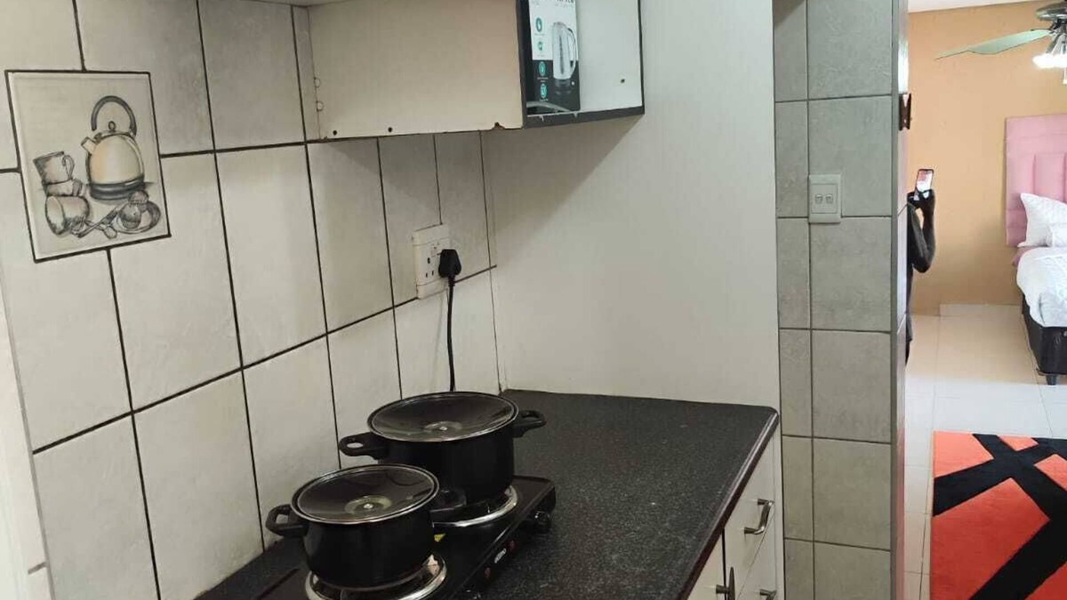 Greater Johannesburg Metropolitan Area Cottage | Vocational cottage in roseacres for tourists and adventurers. Stay with families