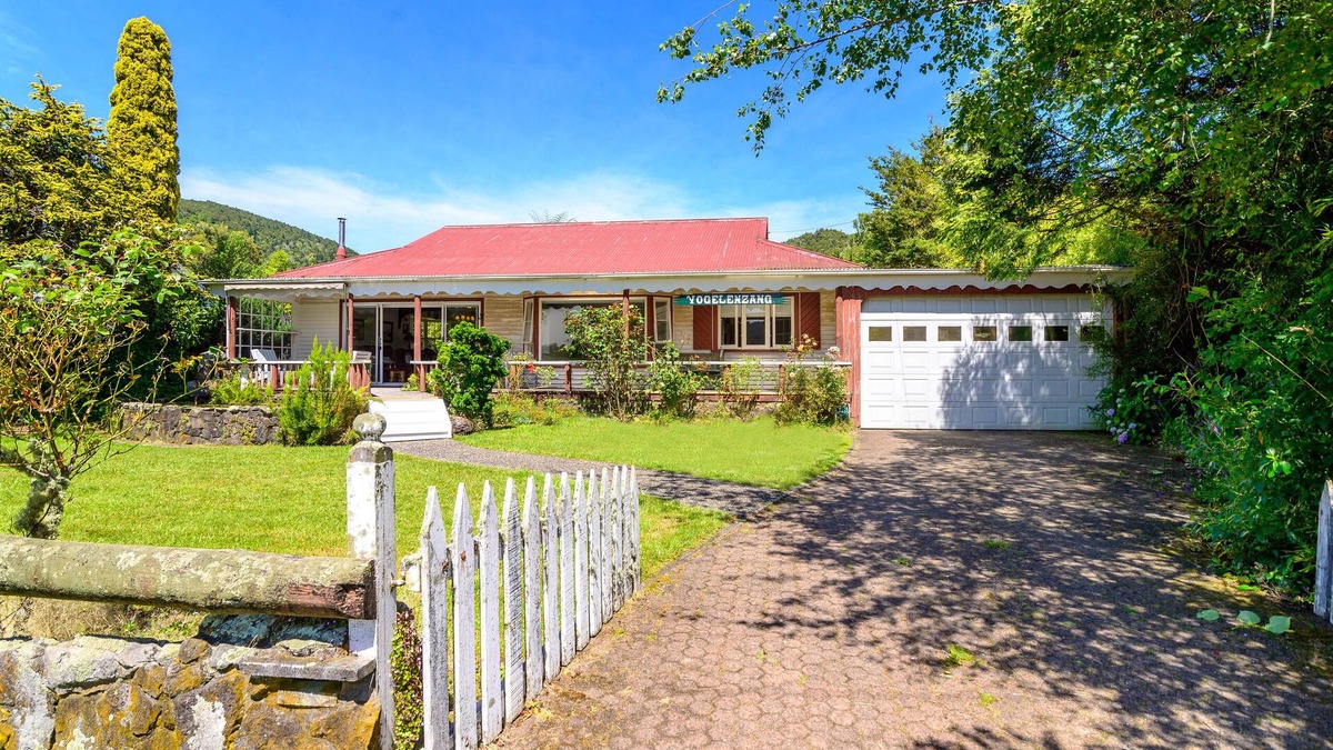 Lake Okareka House | VOGELENZANG AT OKAREKA THE LAKE AND BOAT RAMP DIRECTLY ACROSS THE ROAD