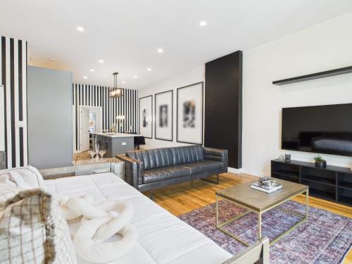 Bucktown Apartment | VOGUE Bucktown 4 BD 2 BA