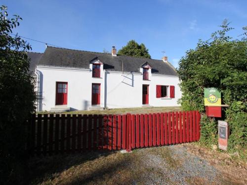 Donges House | Voici un titre accrocheur et concis pour l'annonce : *"Charmante longère bretonne avec grand jardin privatif, proche plages et sites touristiques"* - FR-1-306-841