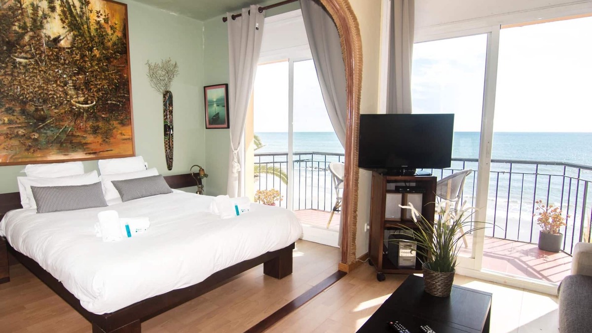 Sitges Town Center Apartment | VORAMAR LOFT BY BLAUSITGES Stunning sea views from this beach front studio