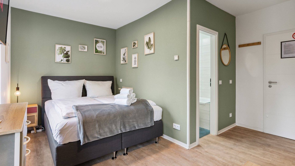 Schmoeckwitz Apartment | Vorstadtoase für 3 - Badewanne, Queensize-Bett, Netflix, Parken, Nähe BER