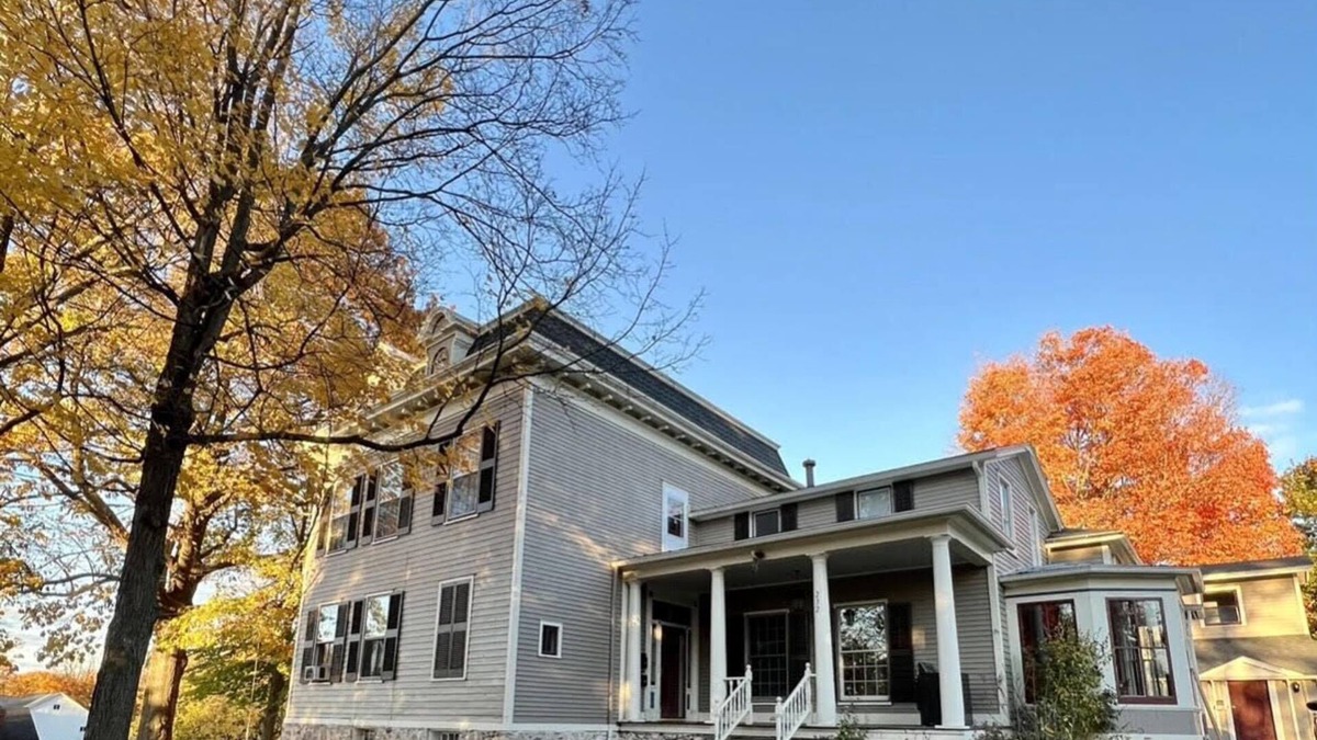 Palmyra Apartment | VRBO BY NICK IN HISTORIC PALMYRA WITH AN INGROUND POOL AND PRIVATE PORCH