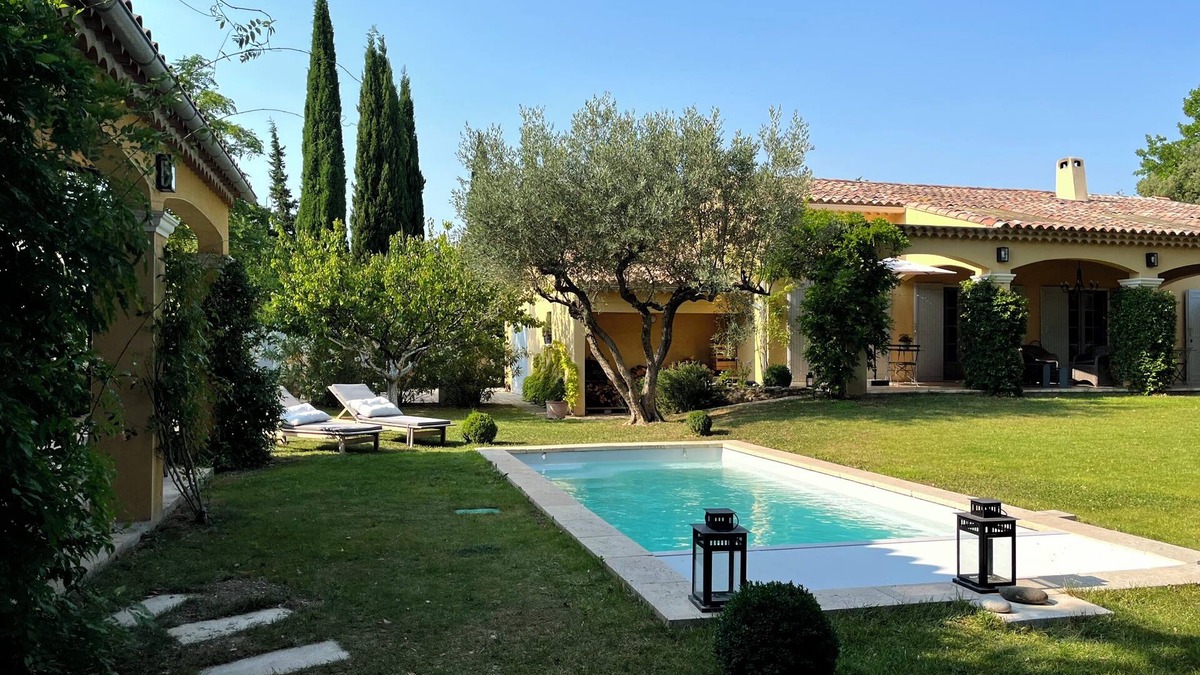 Arpaillargues-et-Aureillac Bed & Breakfast | Vrbo Property