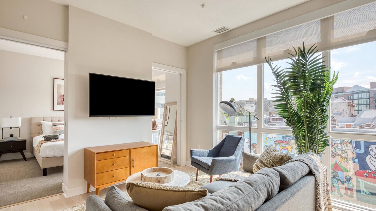 Lanier Heights Apartment | Vrbo Property