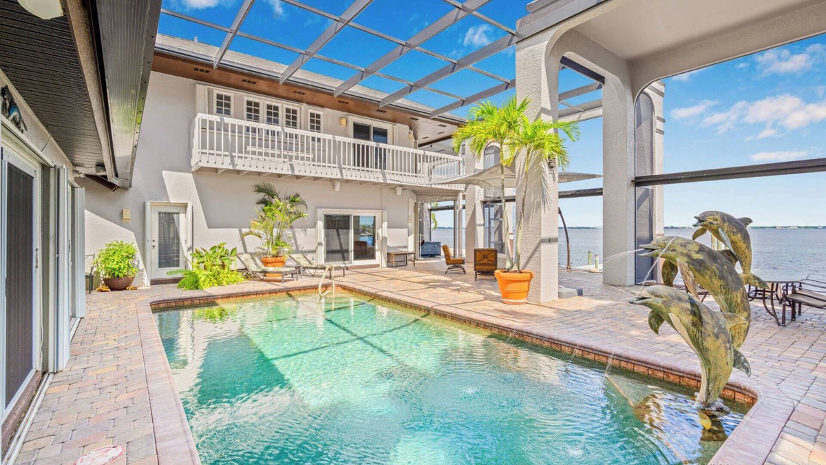 Caloosahatchee Villa | VRCC Villa Dolphin House