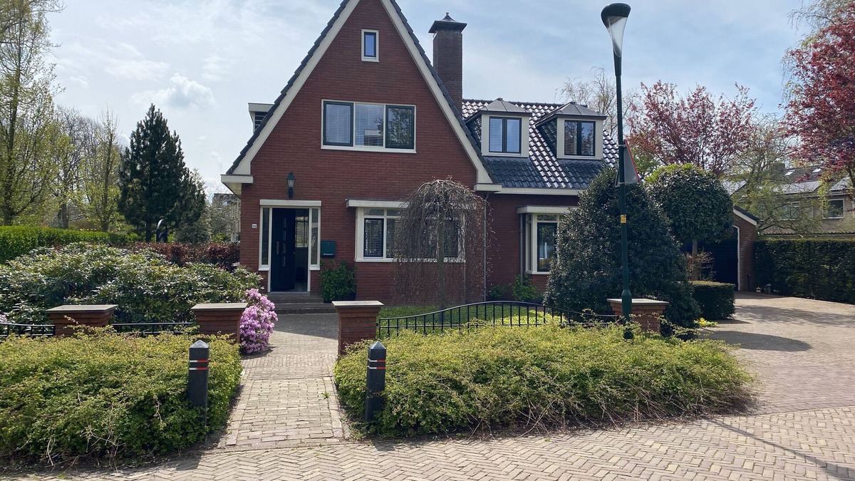 Heiloo Villa | Vrijstaande woning met gastenverblijf op een ruim perceel nabij bos en strand.