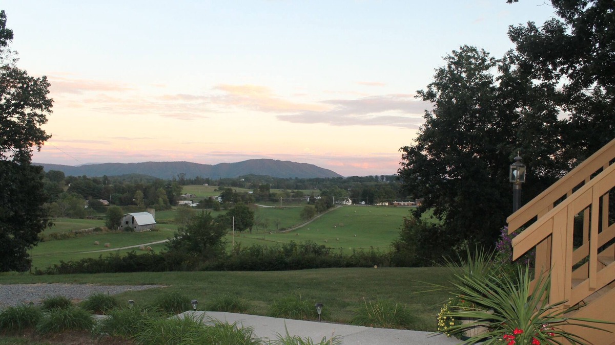 Blacksburg House | VT Football VT and Radford Graduation Rental - Peaceful and private setting