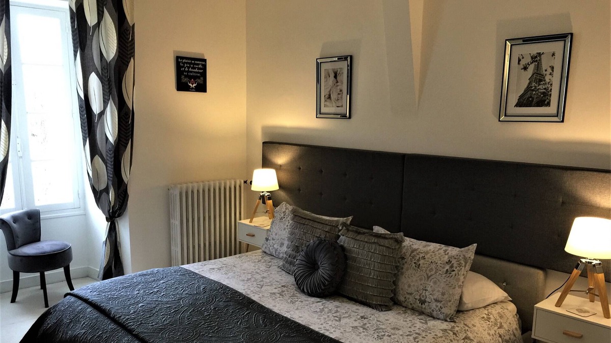 Excideuil Apartment | Vue du Château d'Excideuil Studio Appartement