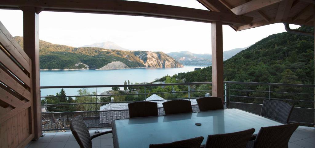 Chorges Apartment | Vue imprenable sur Lac de Serre-Ponçon à Chorges : appt prestige 8 pers