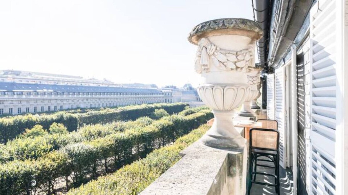 Palais-Royal Apartment | Vue Incroyable sur le Palais Royal " Emilie in Paris "