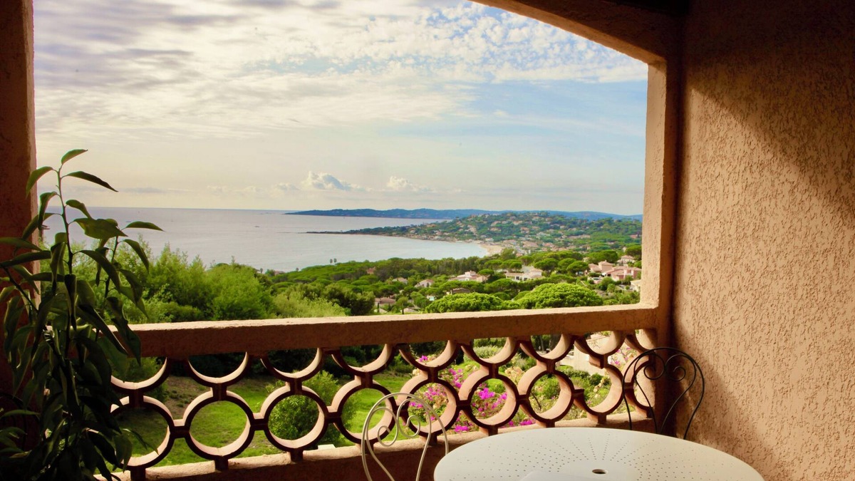 La Nartelle Apartment | Vue sur le Golfe de Sainttropez, Terrasse Couverte Piscine Parking et Plages