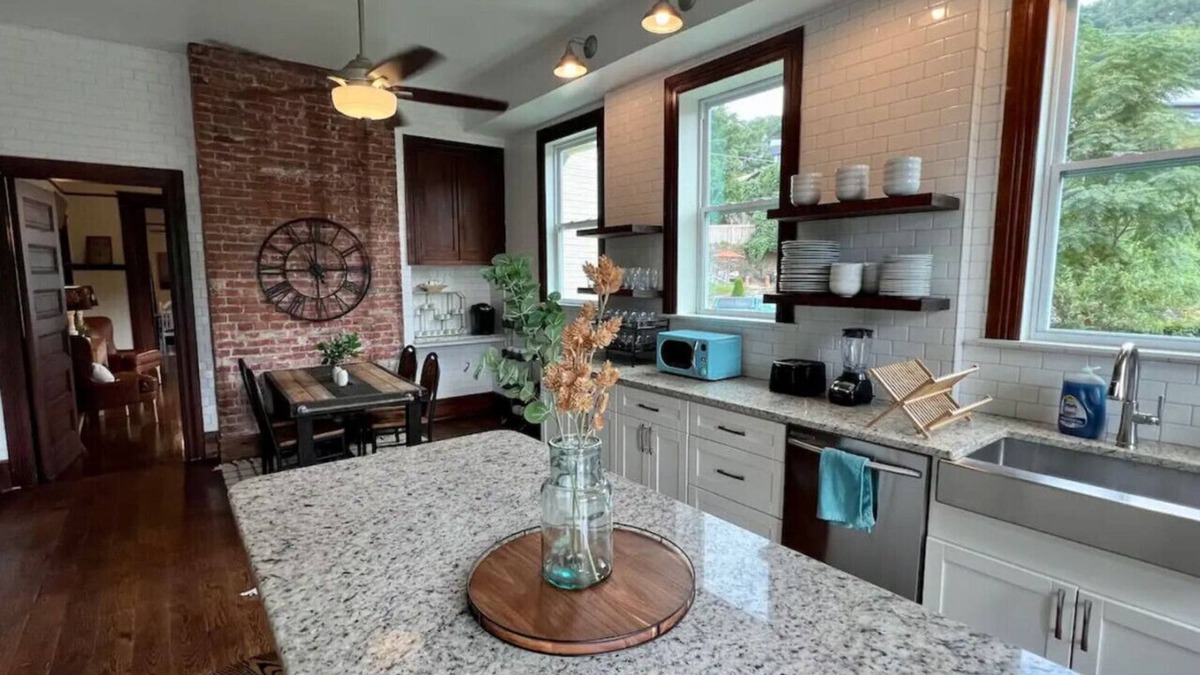 Five Points South House | Vulcan's Knee: 6bdrm Mansion ~ Speakeasy ~ Library