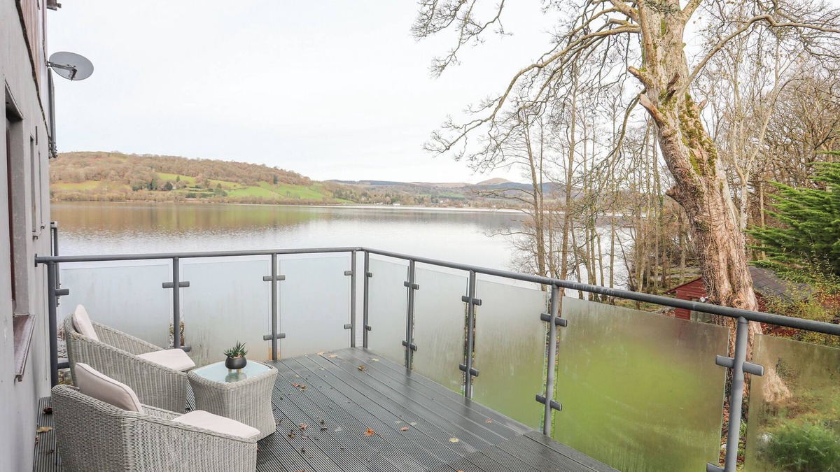 Llanycil Cottage | VYRNWY LAKESIDE - BALA LAKE, romantic in Bala