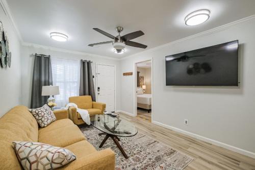 Shady Acres House | W 21st In The Heights