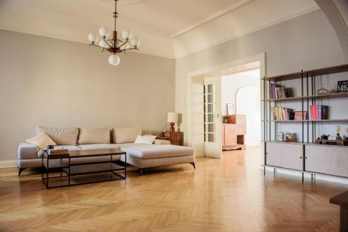 Lodz Apartment | W zgiełku miasta, u nas zaznasz 90 m2 komfortowej przestrzeni mieszkania fabrykanta