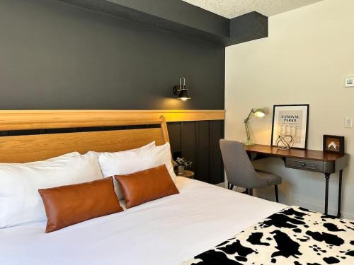 Canmore House | W118 NEW! Central Canmore- Light Industrial Hotel Room