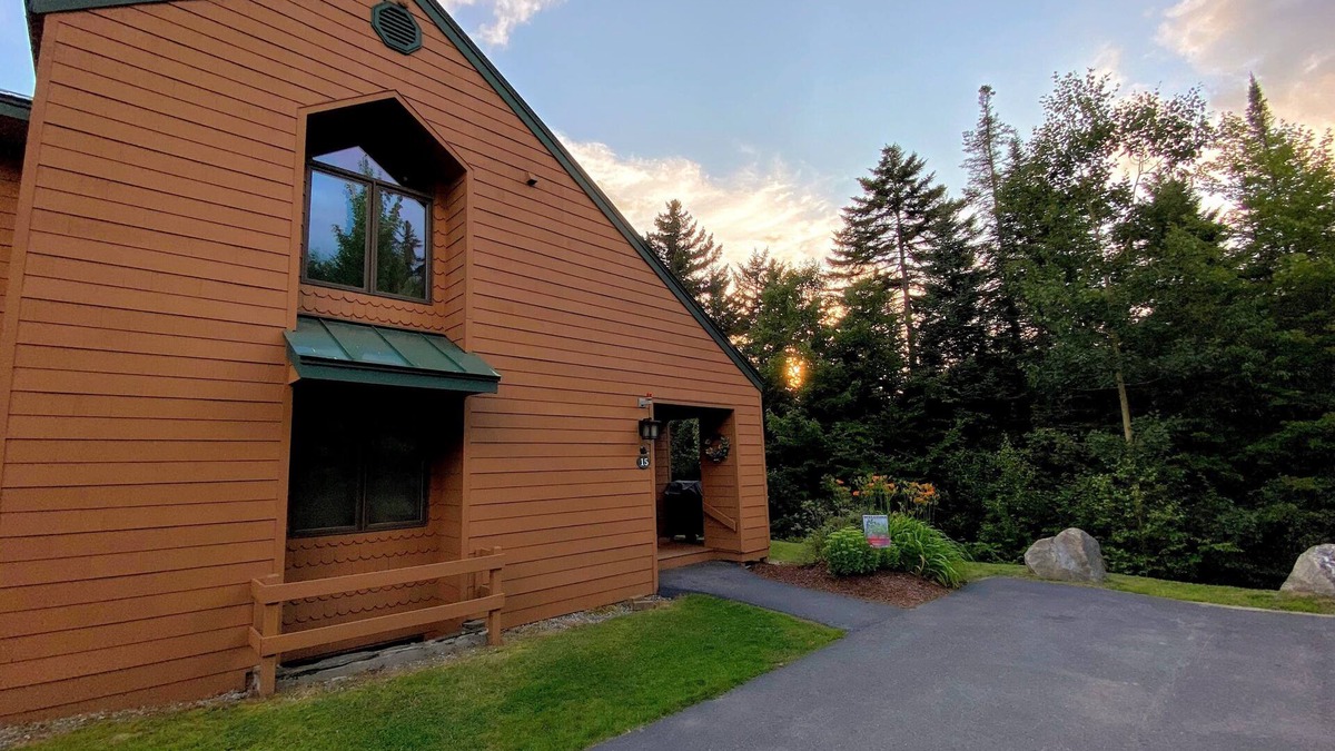 Bretton Woods House | W15 Bretton Woods Townhome less than 1 mile from ski slopes, WiFi, fireplace, privacy, Dog Friendly!