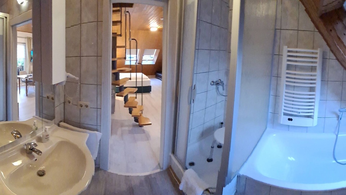 Hullhorst Apartment | W4, apartment with air conditioning, 2 bedrooms with 4 single beds.