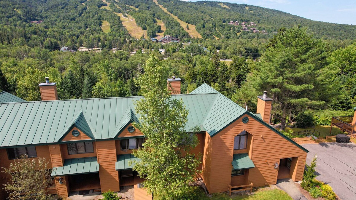 Bretton Woods House | W9 Renovated Bretton Woods condo with great ski slope views, A/C fireplace, 1 minute from skiing!
