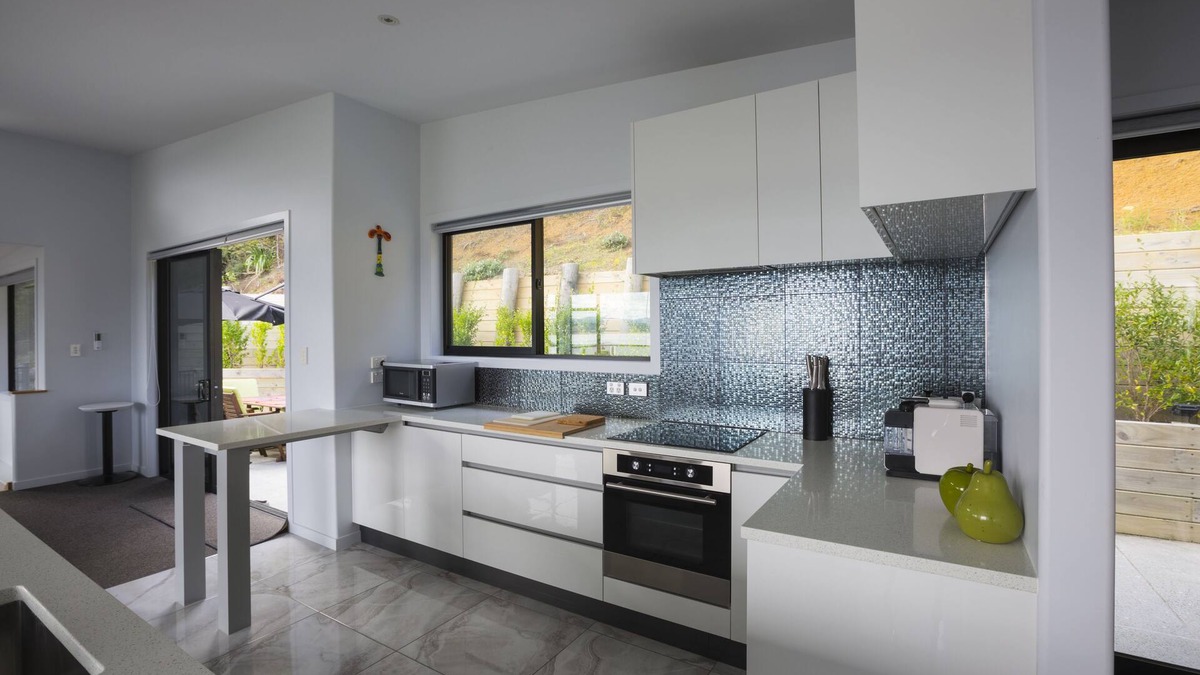 Tutukaka House | W91: Stylish, modern, up-market house with great views, right above the beach.