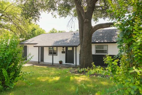 East Congress House | Wabi Sabi SoCo Retreat Soak in Pool