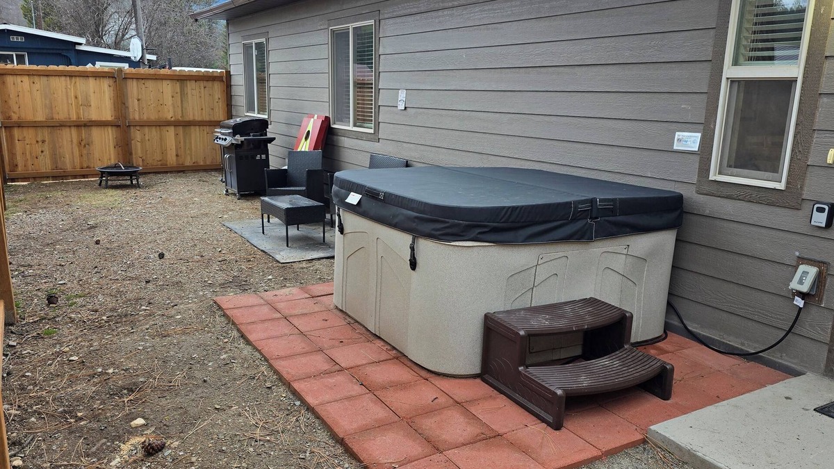 St. Regis House | Waffle Cottage Bed & Breakfast ❤ FREE Minigolf ❤ Hot Tub ❤ Fenced Yard