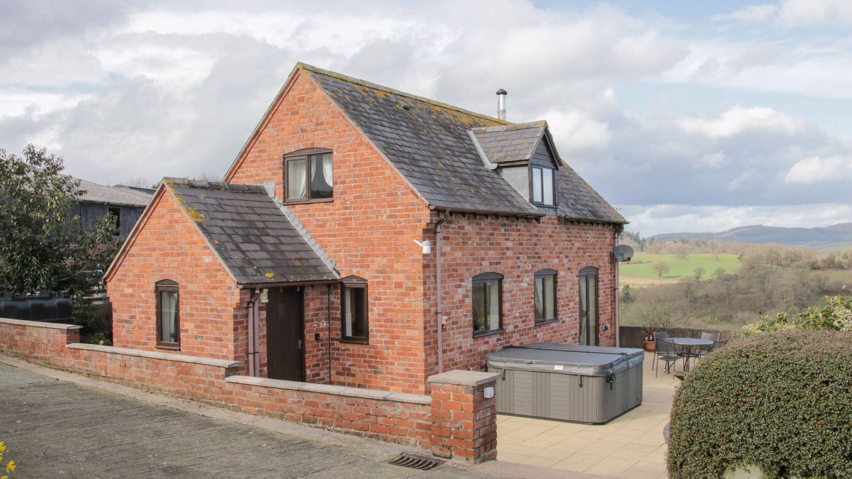 Garthmyl Cottage | WAGGONERS COTTAGE, family friendly, with hot tub in Garthmyl