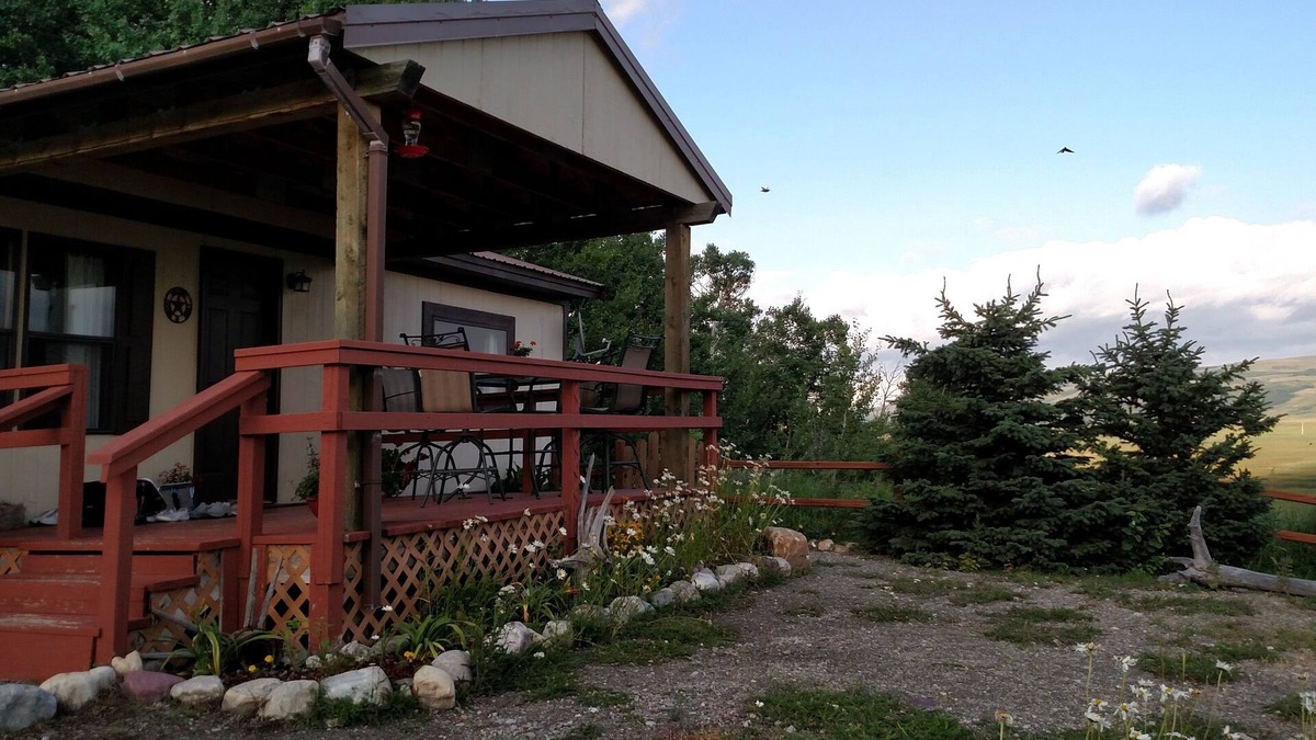 Babb House | Wagon Wheel Home - Majestic Mountain Views - 15 Minutes to Glacier East Entrance