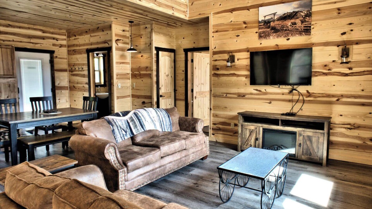 Gatlinburg - Pigeon Forge Resort | Wagon Wheel is a stunning log cabin located a short drive from Dollywood