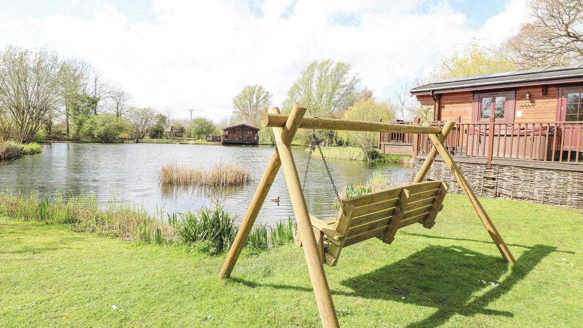 Badwell Ash Cottage | WAGTAIL LODGE, with hot tub in Badwell Ash