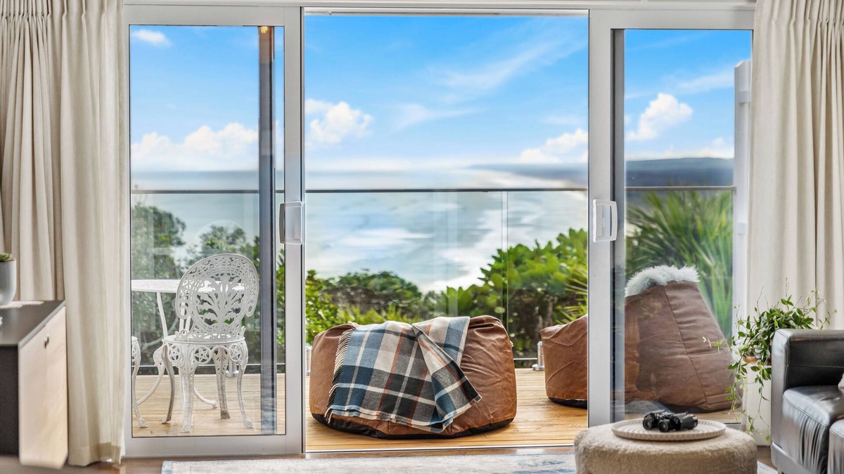 Muriwai Apartment | Waiata Manu Muriwai Birdsong Apartment Breathtaking Views!