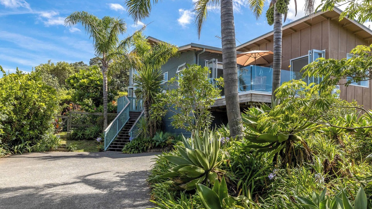 Ostend House | Waiheke Oasis – Your Summer Sanctuary