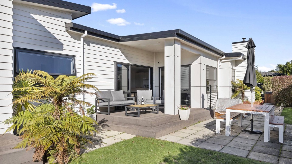 Waikawa Bay House | Waikawa Bay Spa Escape - Waikawa Bay Holiday Home