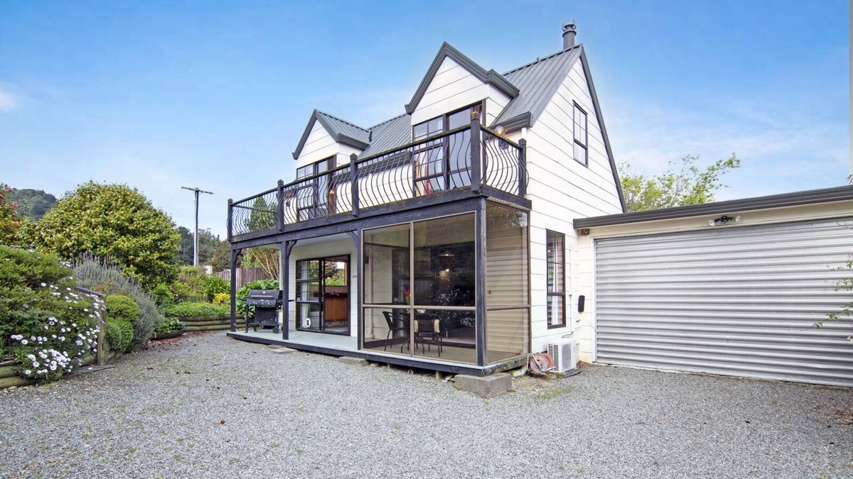 Waikawa House | Waikawa Mountain View - Waikawa Holiday Home
