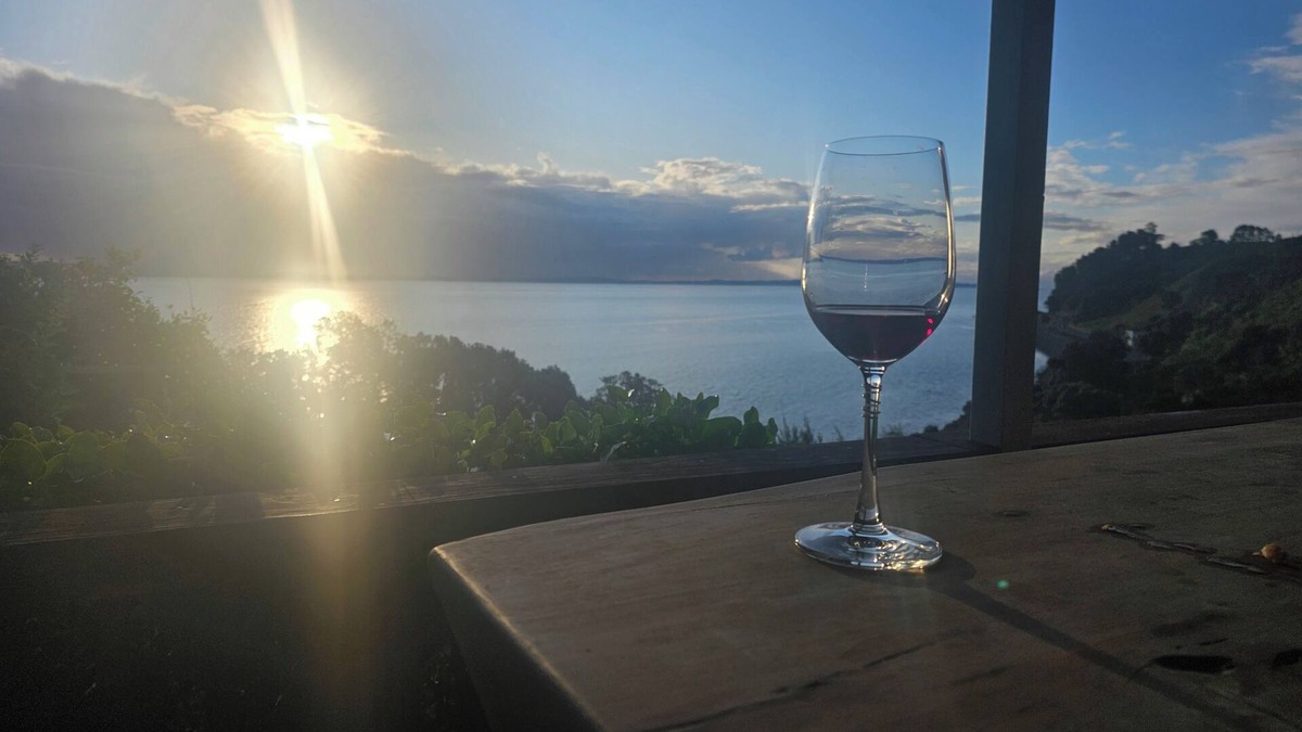 Kereta House | Waikawau Retreat. Private home, overlooking the sea, covered deck to entertain.