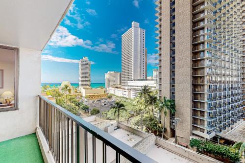 Waikiki Apartment | Waikiki Banyan #908