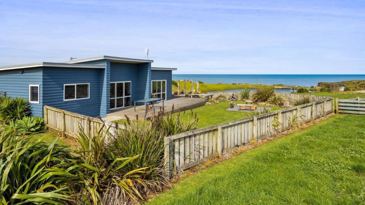 Waverley House | Waipipi Beach Retreat -nSunsets in the hot tub and strolls on the beach.