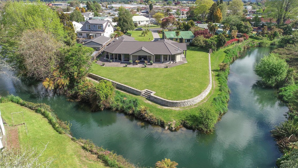 Ngongotaha House | Waiteti River Views - 5 Bedrooms, 4 Bathrooms with Great River Views