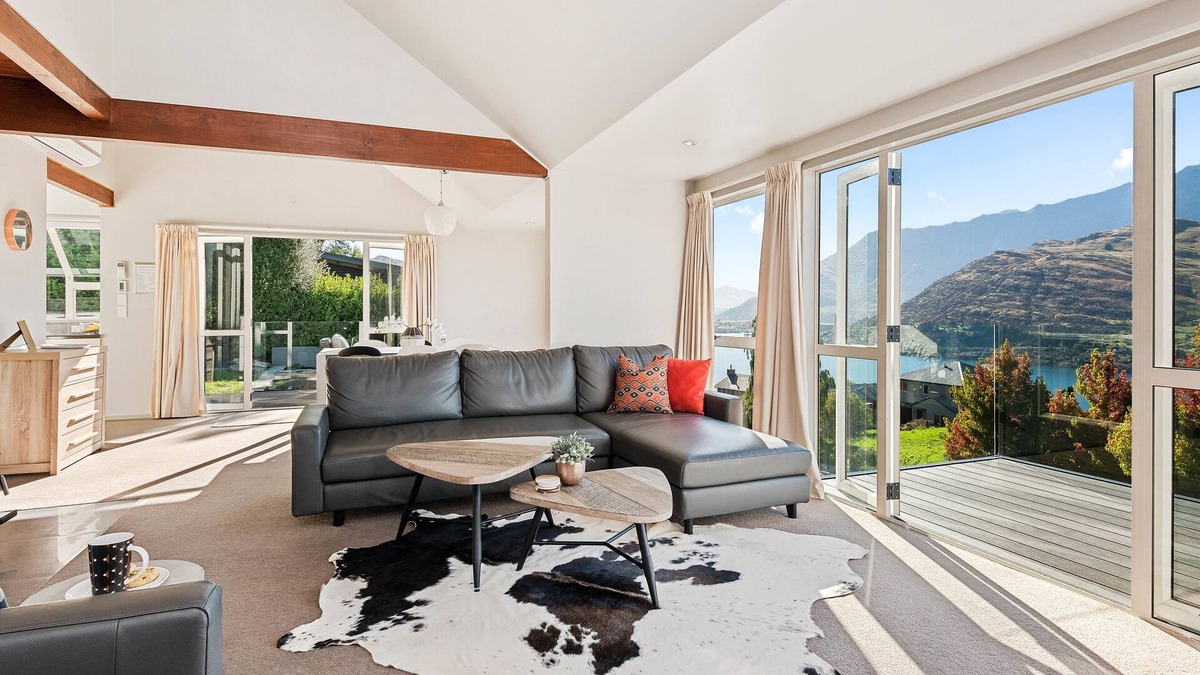 Queenstown Cottage | Wakatipu Views - Queenstown Holiday Home