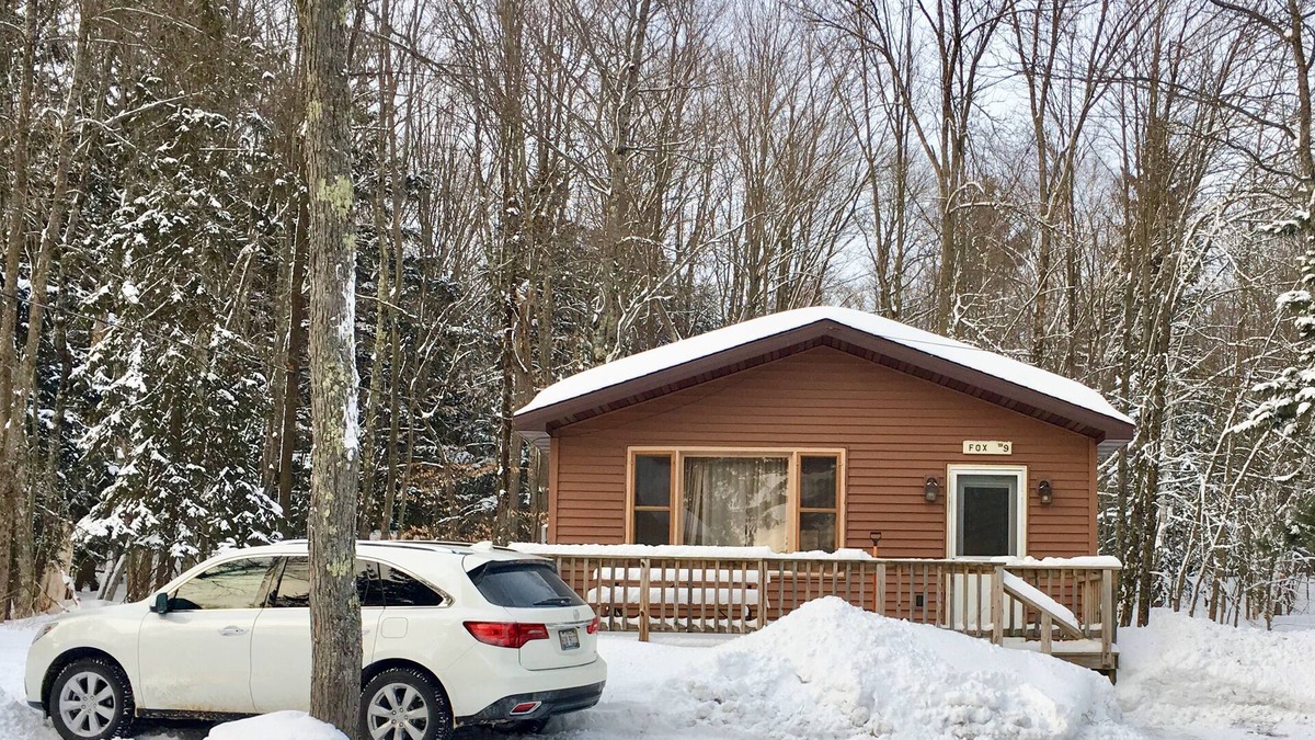 Au Train Cabin | Wake up in a winter wonderland!Snowmobile, ski, ice climb!Parking &Trail Access!