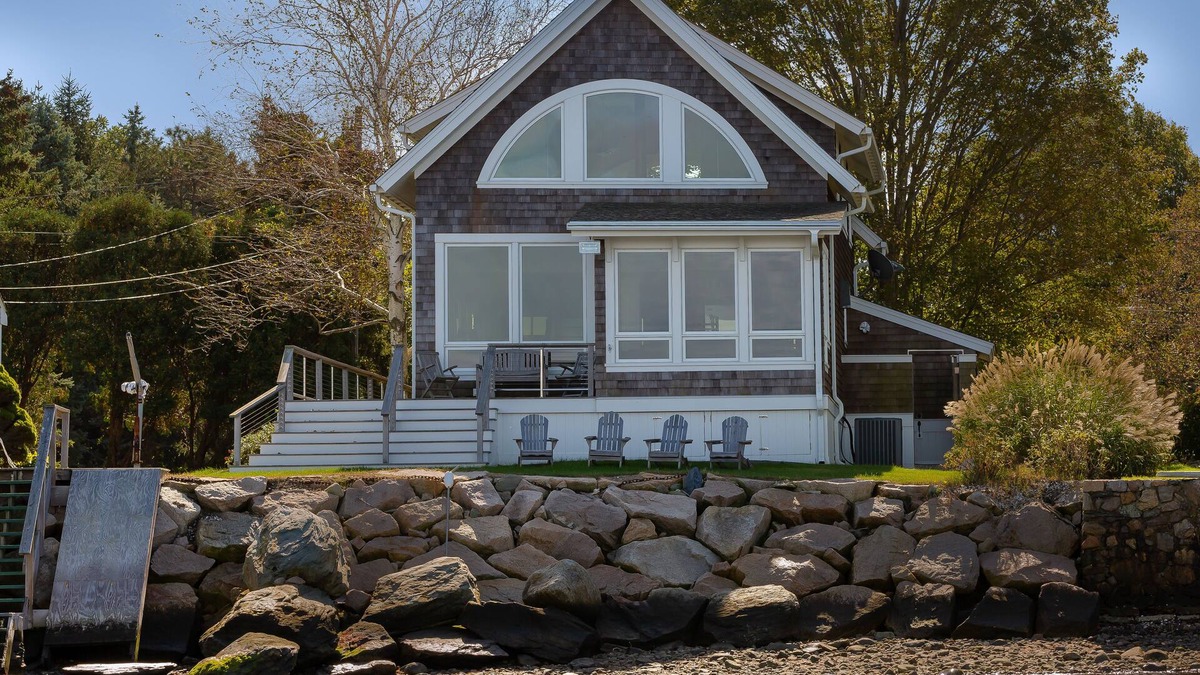 Portsmouth House | Wake up to a stunning year-round Narragansett Bay, bridge, & lighthouse view