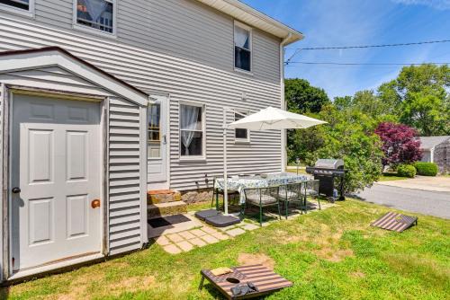 Wakefield-Peacedale Apartment | Wakefield Escape Walk to Downtown and Near Beaches!