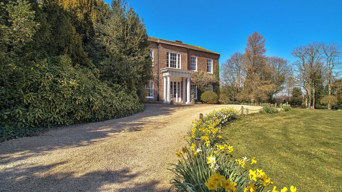 Alkborough Cottage | Walcot Hall by Group Retreats - sleeps 25 guests in 8 bedrooms